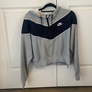 NIKE LONG-SLEEVE CROP TOP
